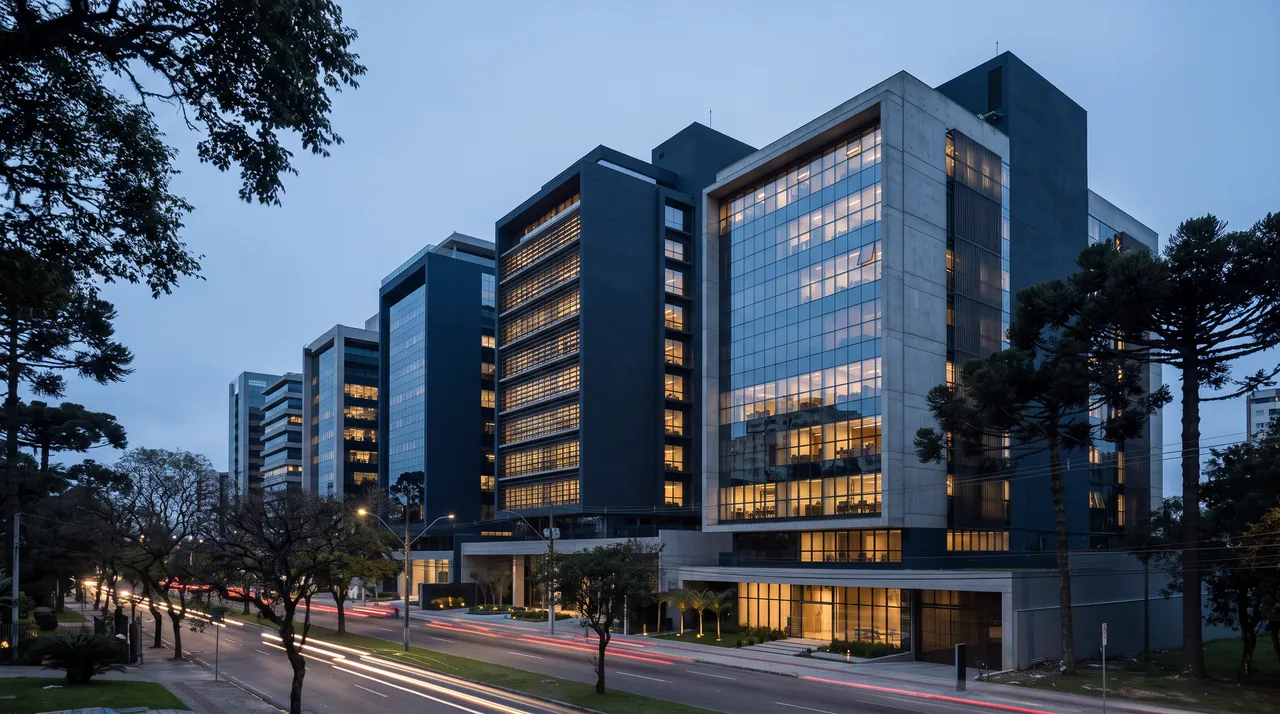 Panorama arquitetônico empresarial de Curitiba ao entardecer com araucárias e iluminação quente